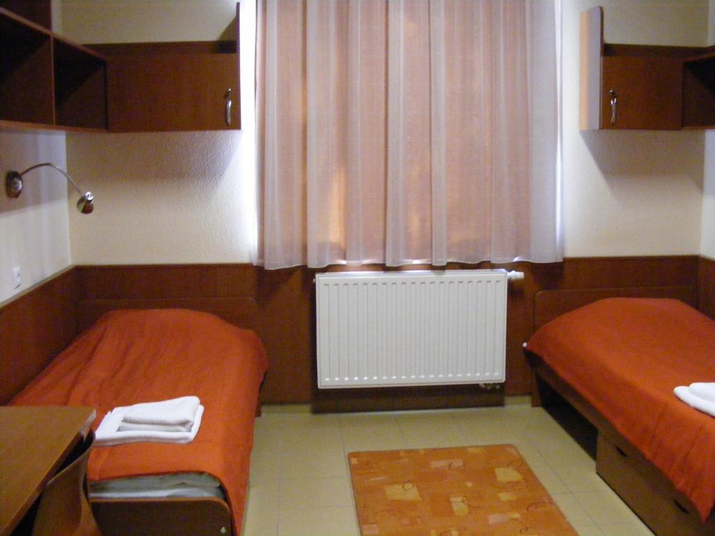 Study K & M Hotel ديبريتْسين المظهر الخارجي الصورة