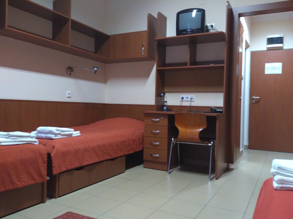 Study K & M Hotel ديبريتْسين المظهر الخارجي الصورة