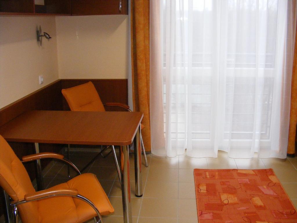 Study K & M Hotel ديبريتْسين المظهر الخارجي الصورة